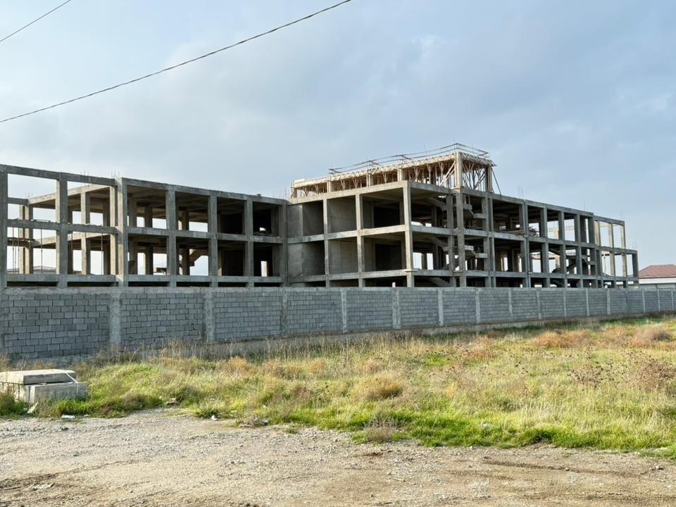 Фонд приступил к возведению четвертого этажа специализированной школы. Нужен бетон.