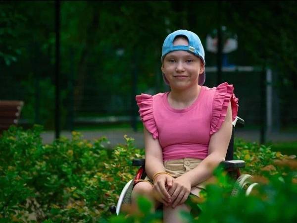 Сабрина сирота и ей необходима помощь няни в больнице!