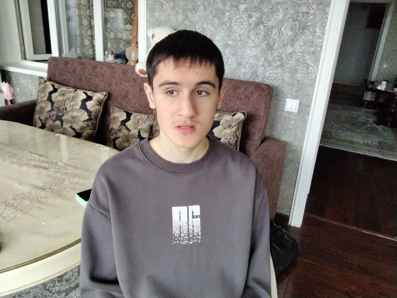 У Амина аутизм. Для развития умственных и речевых навыков ему необходима помощь специалистов