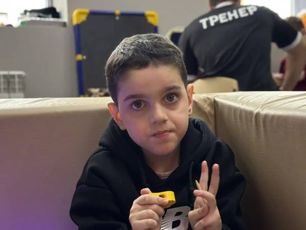 У Халида аутизм! Чтобы улучшить навыки общения, ему требуется интенсивный курс реабилитации!