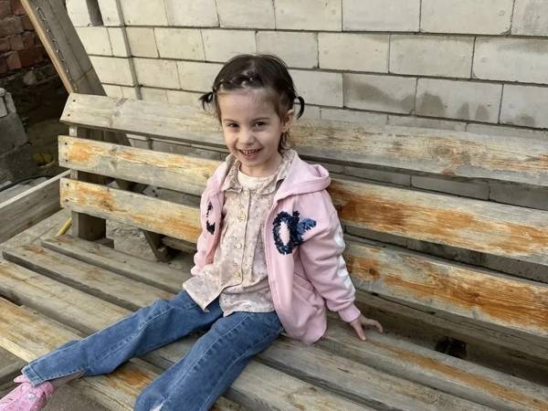 У Айзы аутизм. Для развития умственных и речевых навыков ей необходим курс реабилитации