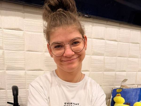 Помогите оплатить няню для детей-сирот во время лечения!