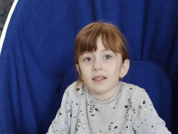 У Абидат ЗПРР. Для преодоления задержки в развитии ей необходимо пройти курс реабилитации