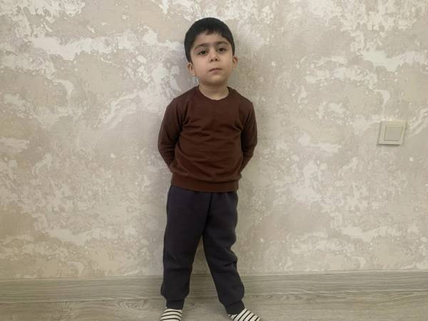 У Ахмада ЗПРР с расстройством поведения. Для развития умственных и речевых навыков ему необходимо пройти курс реабилитации