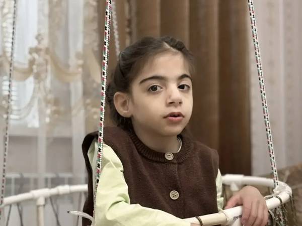 У Рабии ДЦП. Для дальнейшего правильного развития ей необходима помощь специалистов