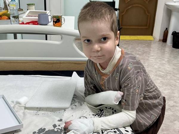 Абубакру с редким генетическим заболеванием кожи нужны атравматические повязки