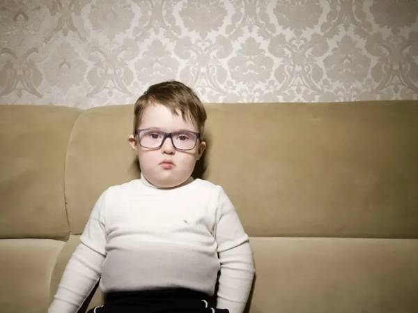 У Рамазана Синдром Дауна. Для преодоления задержки в развитии ему необходима помощь специалистов