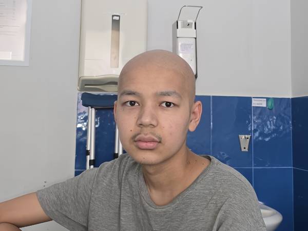 У Мухаммада саркома. Ему нужно продолжить лечение после операции по ампутации части ноги