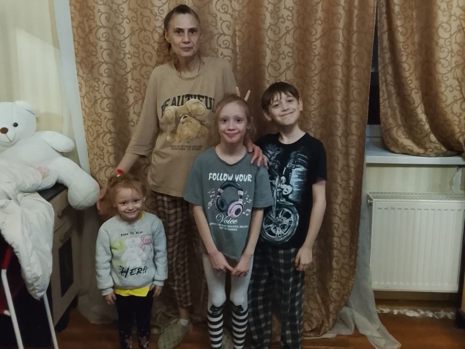 Бабушка не отдаст внуков в приют - cбор на оплату социального куратора, который поможет оставить детей в семье