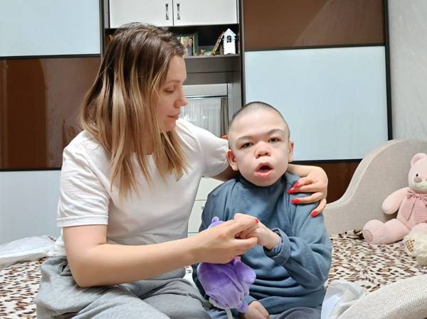 Леше и еще двум детям с тяжелыми заболеваниями нужна помощь няни