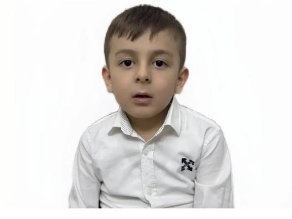 У Ахмада ЗПРР с аутистическим спектром. Для развития умственных и речевых навыков  ему необходим курс реабилитации.