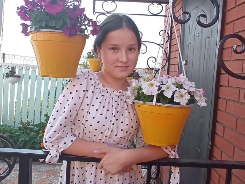 Almira needs a leg prosthesis to walk and be independent.