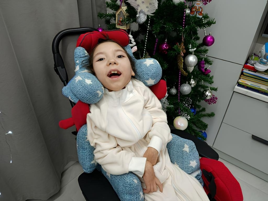 Яне и ещё одному ребёнку с ДЦП нужны специальные автокресла