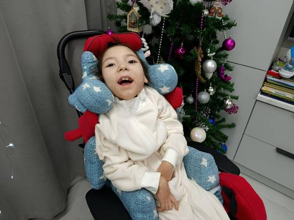 Яне и ещё одному ребёнку с ДЦП нужны специальные автокресла