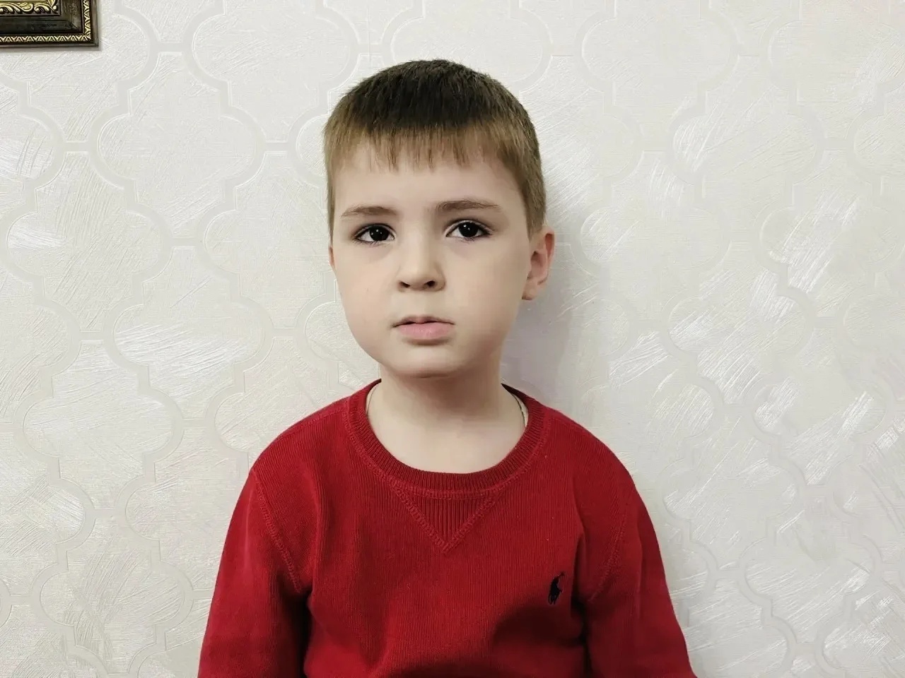 У Али ЗПРР с расстройством поведения. Для развития речи и чтобы улучшить поведение ему нужна реабилитация.