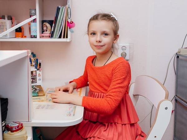 Вaря носит слуховые aппaрaты, ей необходим курс речевой реабилитации