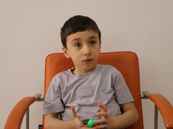 Помогите пятилетнему Мухаммаду с аутизмом научиться говорить и понимать мир