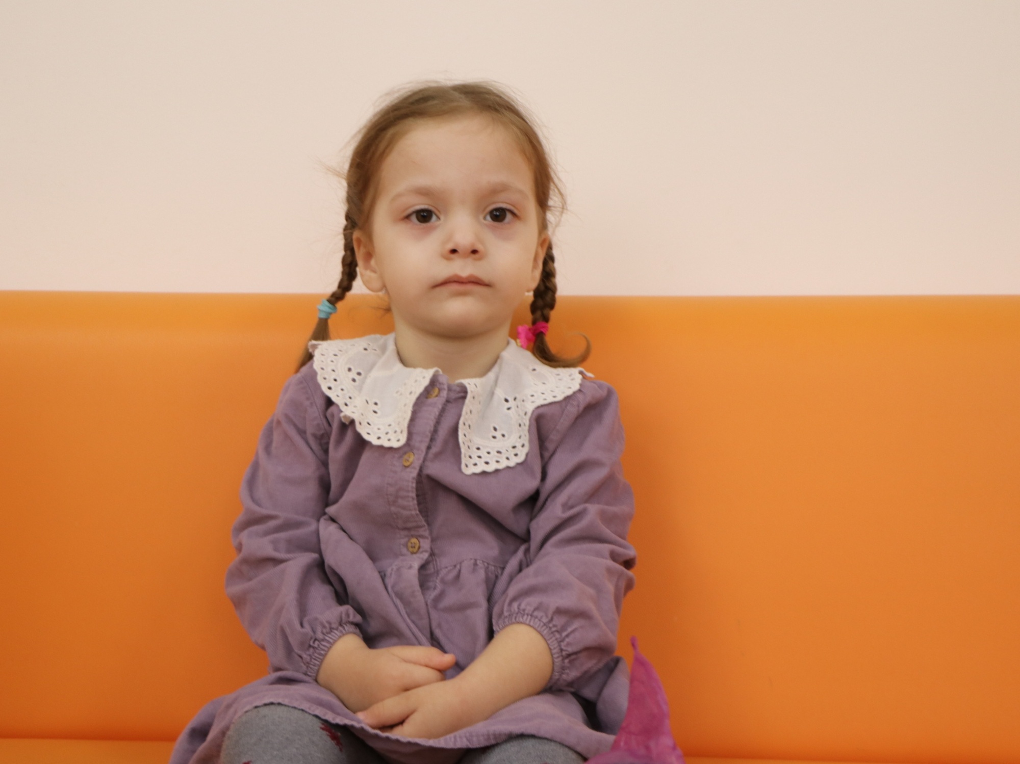 у Асии расщелина твердого неба.Чтобы начать говорить, нужна реабилитация