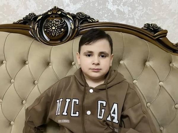 У Юсуфа ЗПРР. Для преодоления задержки в развитии ему необходима помощь специалистов.