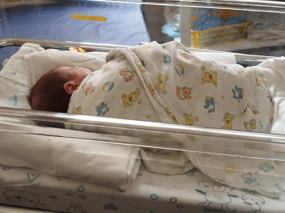 Малышам в больнице необходим уход нянь!