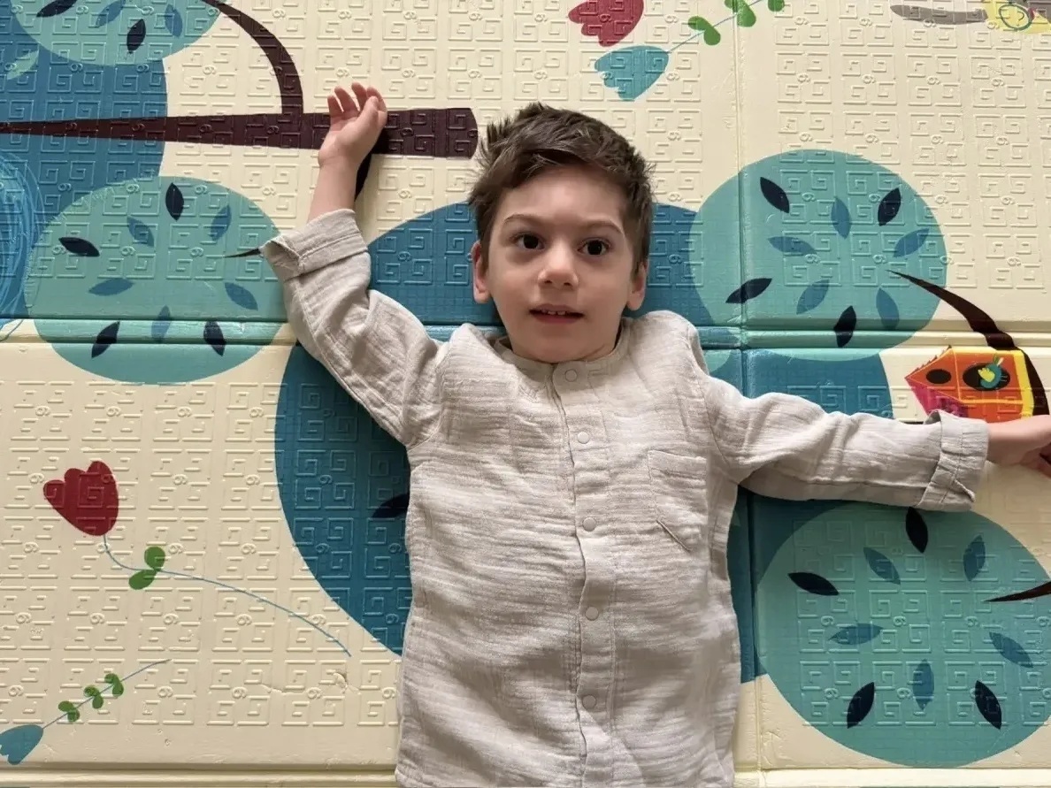 У Халита ДЦП и ему необходим курс реабилитации.