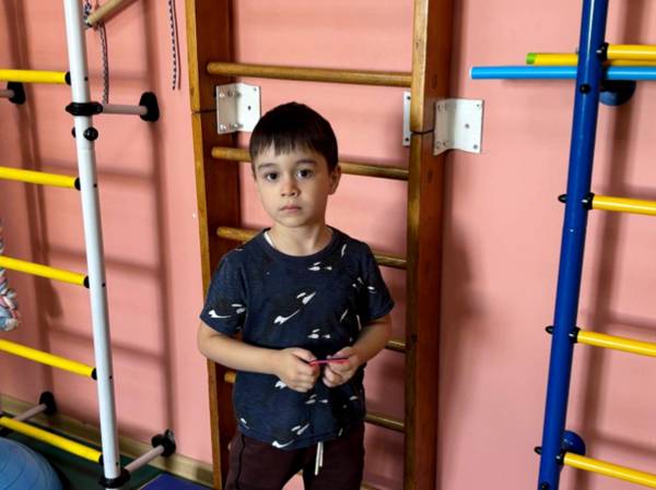 Чтобы сформировать речевые навыки, Алихасану необходимо пройти курс коррекции аутизма!