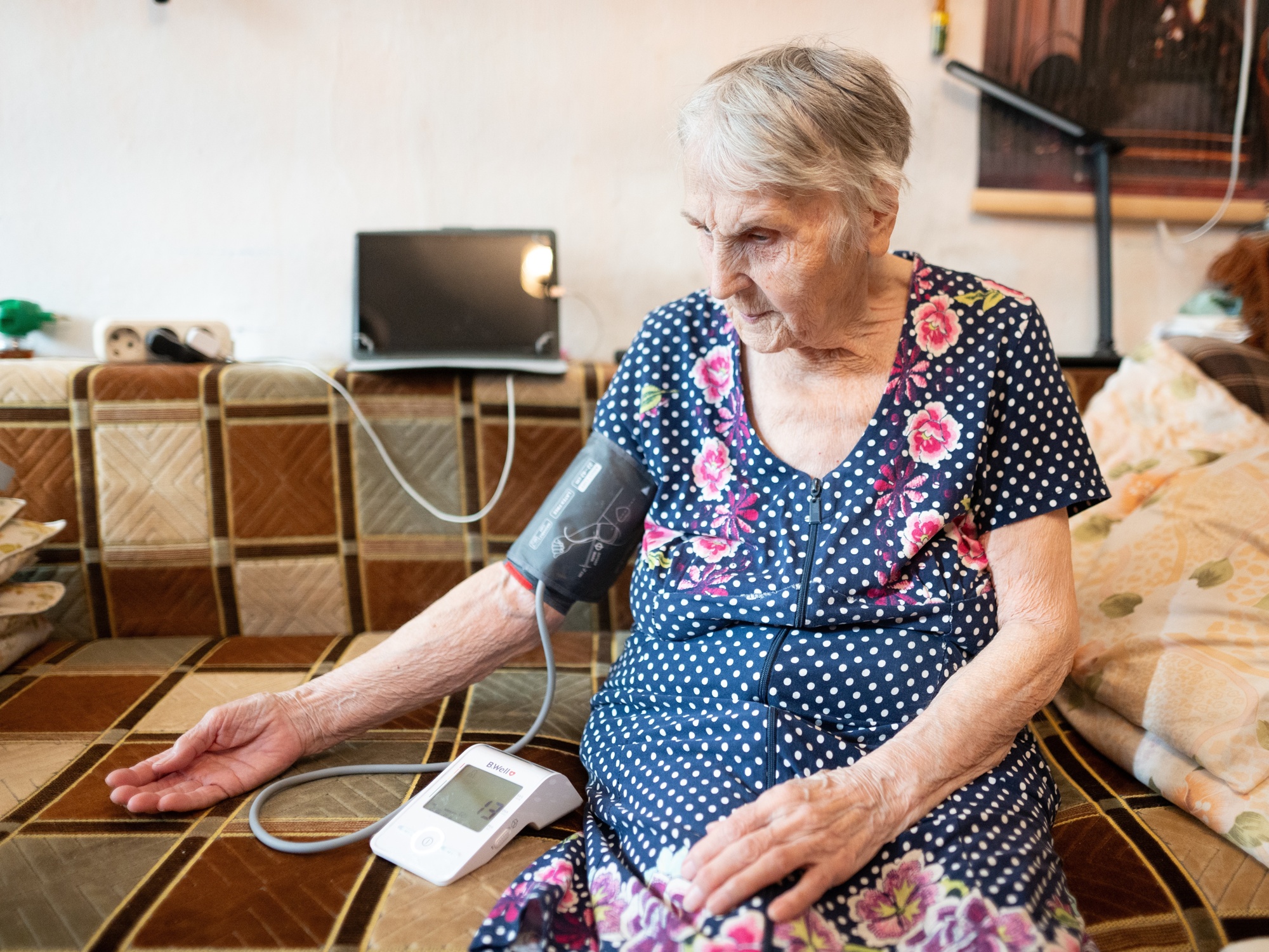 Обеспечим одиноких пожилых людей медицинским уходом на дому!