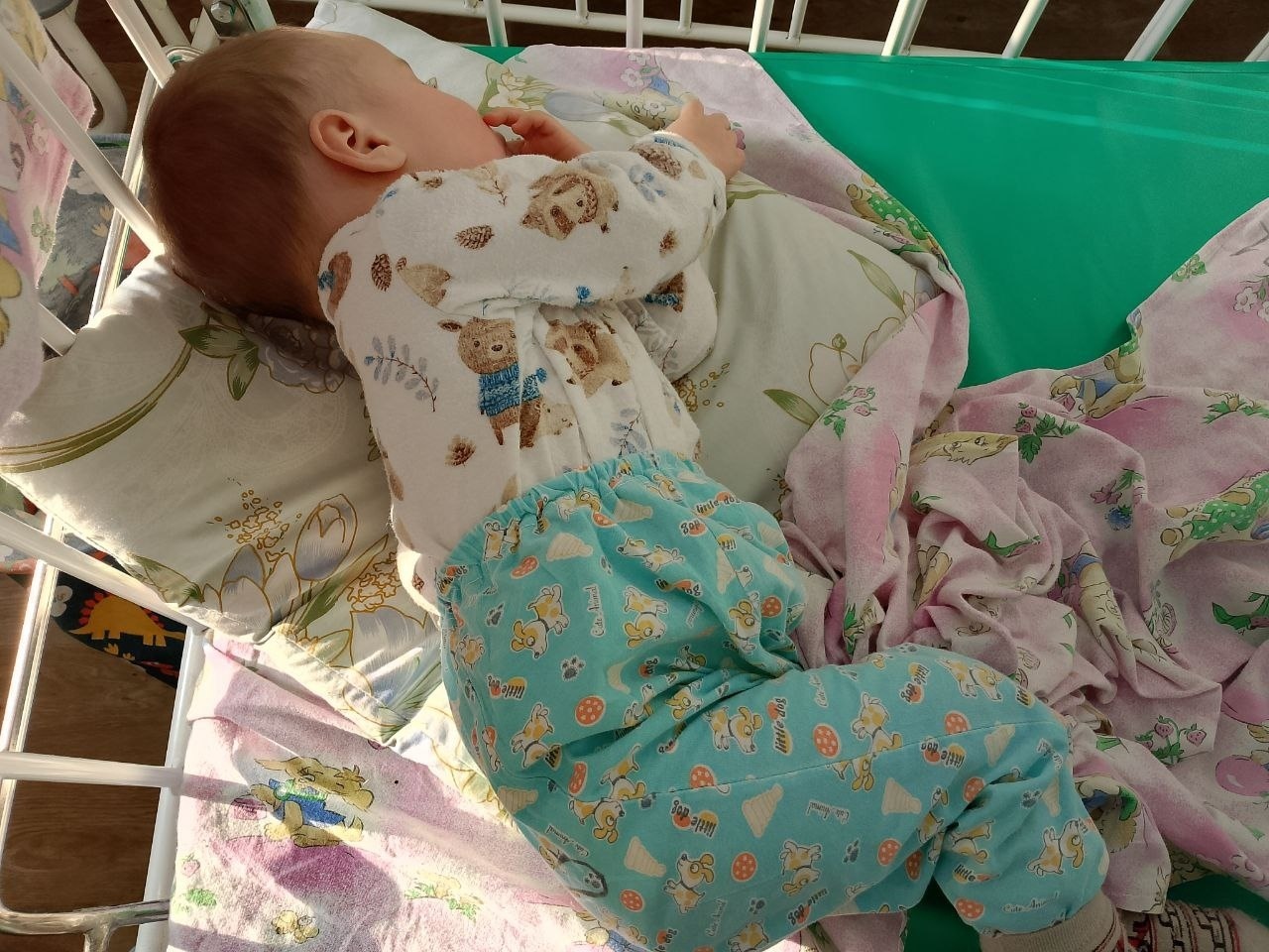 Матвею из дома ребенка нужна забота нянь во время лечения в больнице!