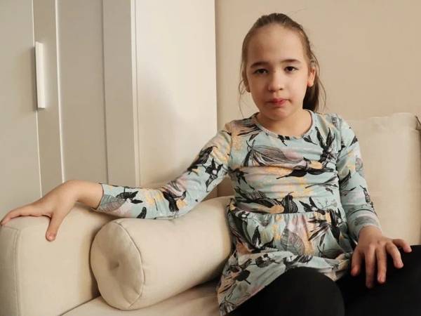 У Амелии ДЦП и тугоухость. Ей нужно инвалидное кресло-коляска, чтобы она могла ездить на реабилитацию!