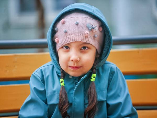 У  Дарины тугоухость, ей нужны слуховые аппараты