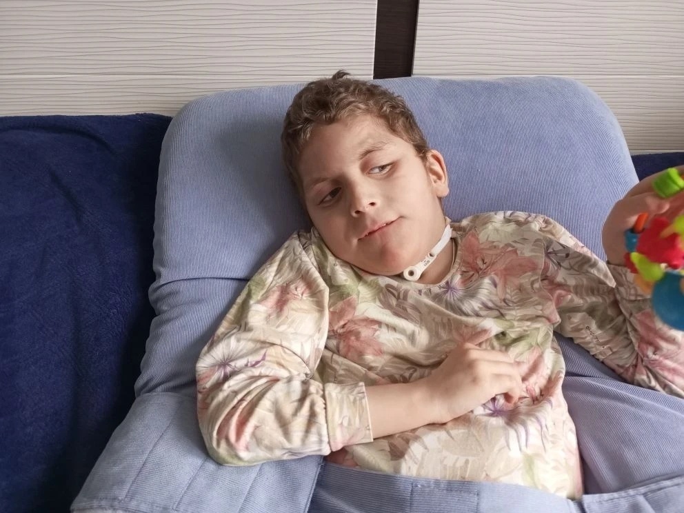 Оле и другим тяжелобольным детям нужны шприцы для кормления