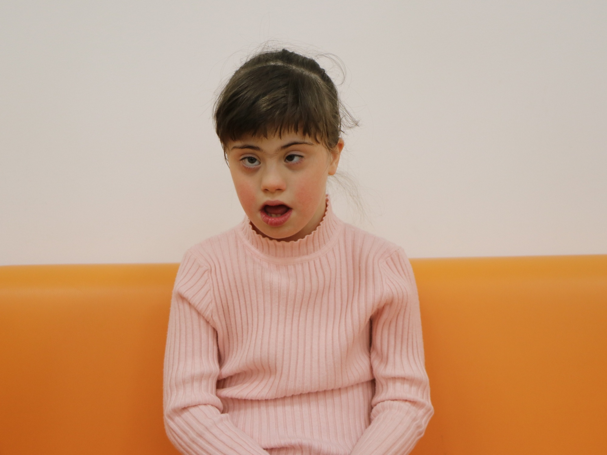 Lisa has Down syndrome. Help her develop further with a rehabilitation course and swimming lessons