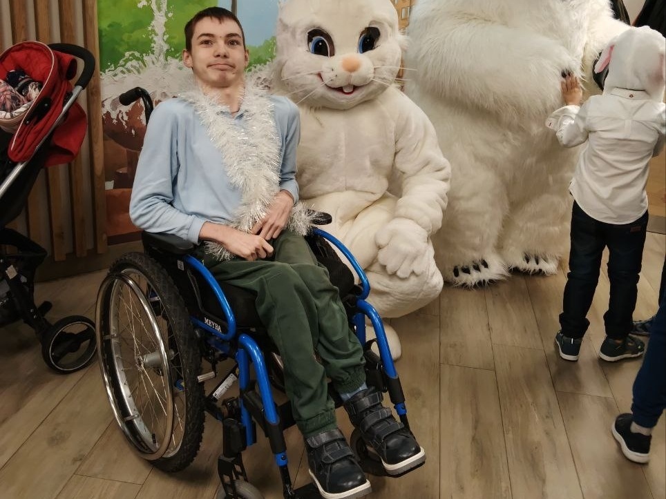 Lesha has a severe progressive disease and needs a mobile electric lift