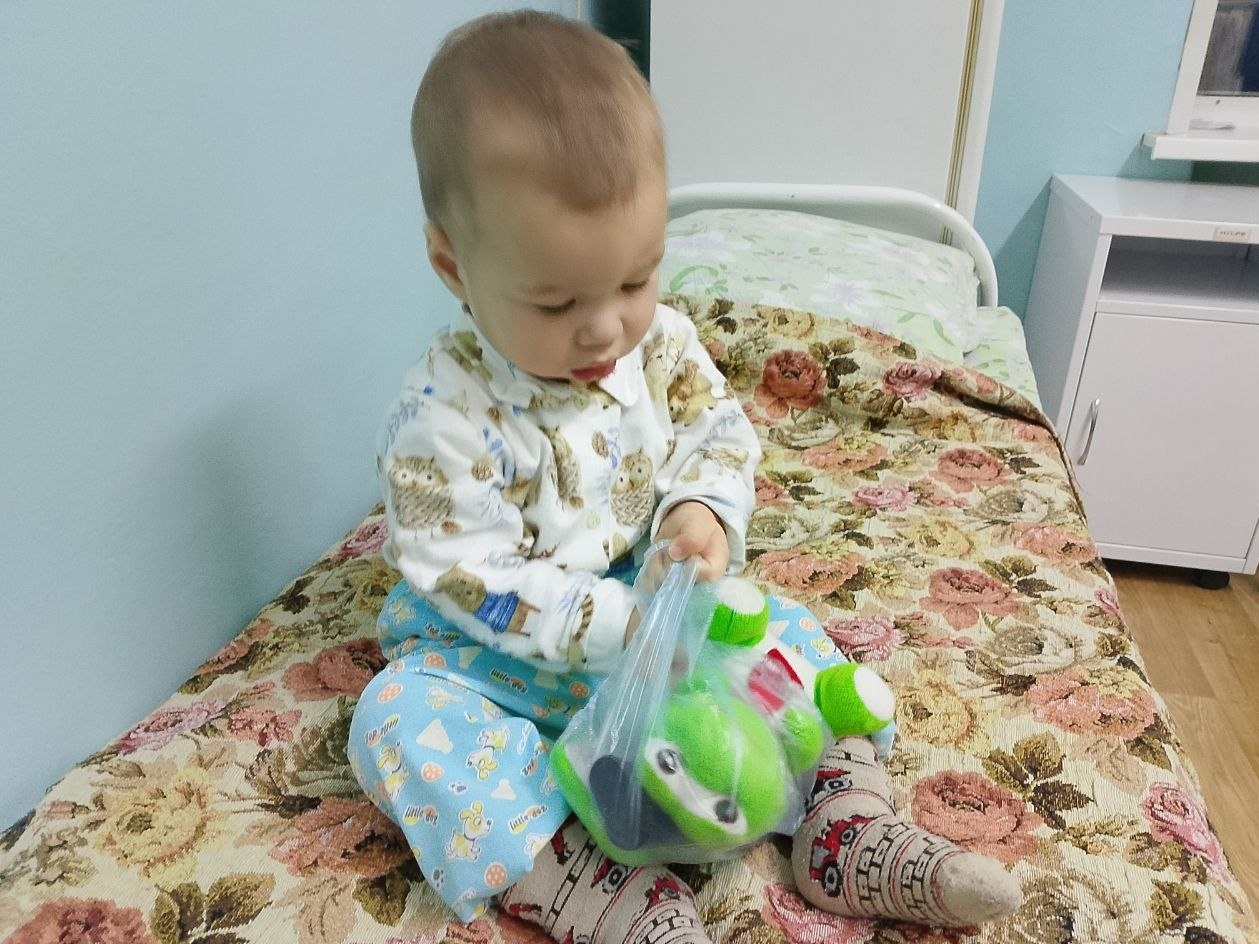 Матвею из дома ребенка нужна помощь нянь на время лечения!