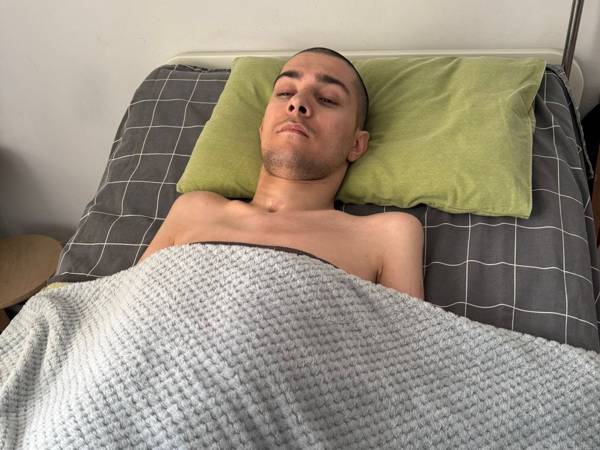 У Ахмедхана последствия травмы спинного мозга после ДТП. 
Ему необходима реабилитация!