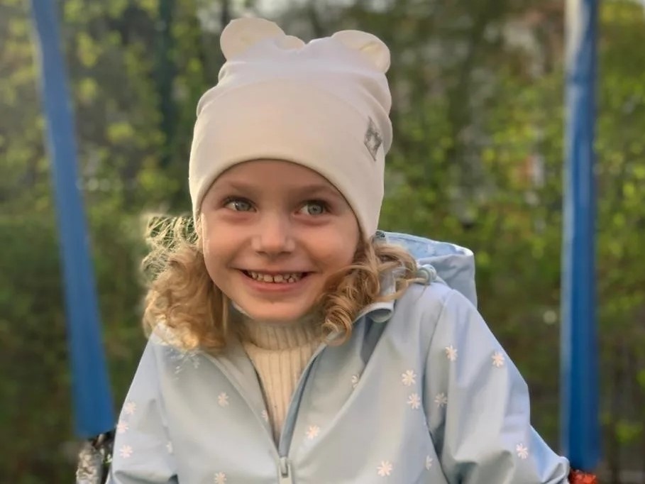 Эвелина борется с тяжёлыми последствиями опухоли головного мозга. Ей нужна реабилитация