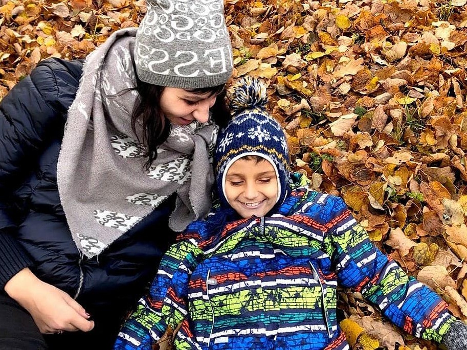 У Артёма ДЦП, ему нужен курс реабилитации
