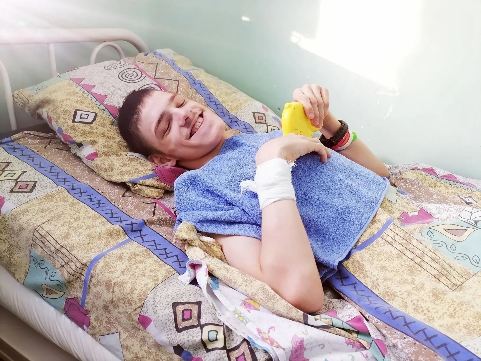 Savely from the neuropsychiatric boarding school, needs the help of nannies during treatment in the hospital!