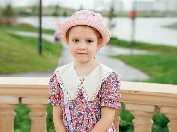 У Зои кохлеарный имплант. Ей нужна помощь специалистов по речи, чтобы говорить правильно и четко