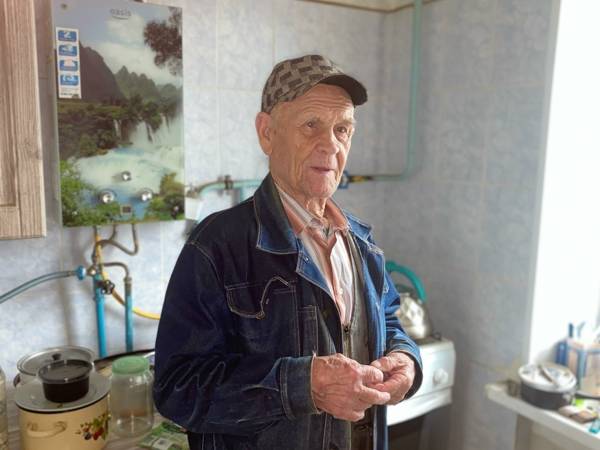 Hot lunches from the social canteen for lonely grandparents!