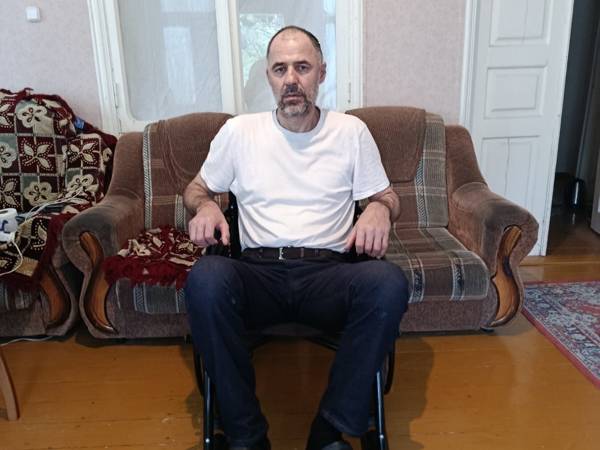 У Магомеда последствия инсульта с глубоким правосторонним гемипарезом.
Ему необходима реабилитация!