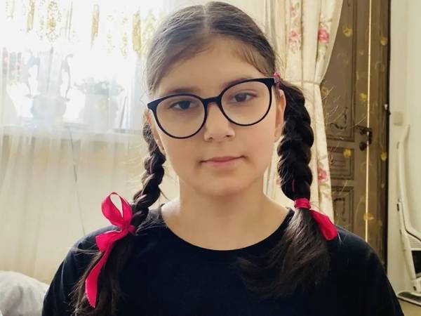 У Малики лёгкая умственная отсталость и эмоциональные нарушения. Ей нужна реабилитация для развития.