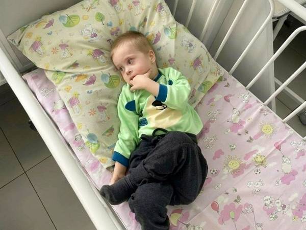 Детям-сиротам в больницах необходимы круглосуточные няни!