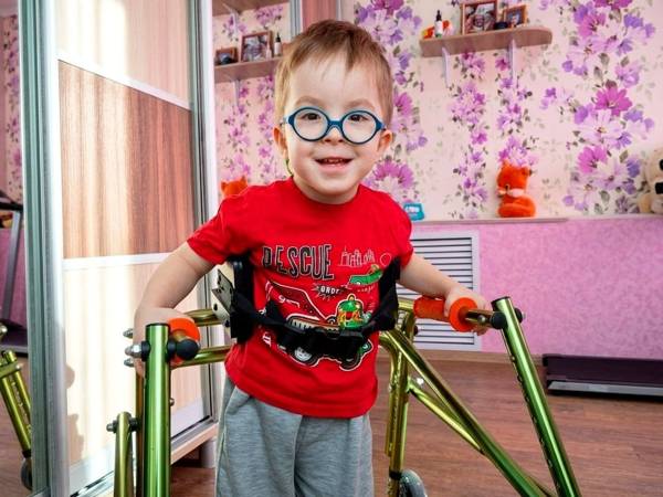 Макар — приёмный ребёнок с диагнозом ДЦП, которому необходим курс реабилитации, чтобы научиться ходить самостоятельно!