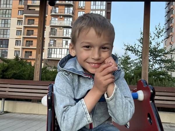 У Михаила аутизм! Чтобы преодолеть задержку в развитии, мальчику требуется курс реабилитации.
