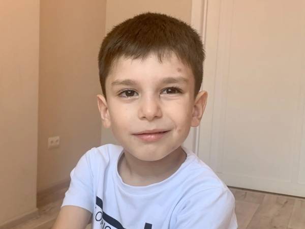Чтобы преодолеть задержку в развитии, Нухидину необходимо пройти курс коррекции аутизма!