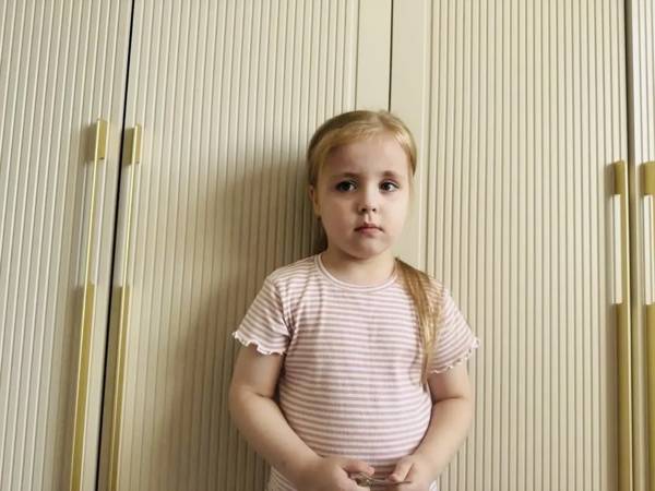 Помогите Алие! У девочки задержка развития, ей срочно нужна реабилитация.