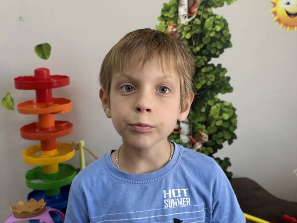 У Артемия аутизм! Мальчику требуется помощь специалистов, чтобы развить коммуникативные навыки.