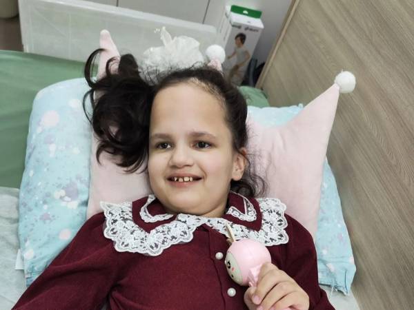 Help pay for the work of the senior nanny so that Kira and other orphaned children are not left alone!