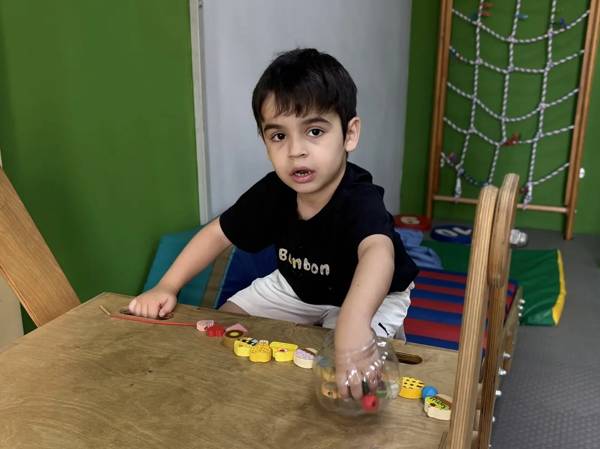 У Абдуллаха аутизм! Мальчику требуется помощь специалистов, для развития речевых навыков!